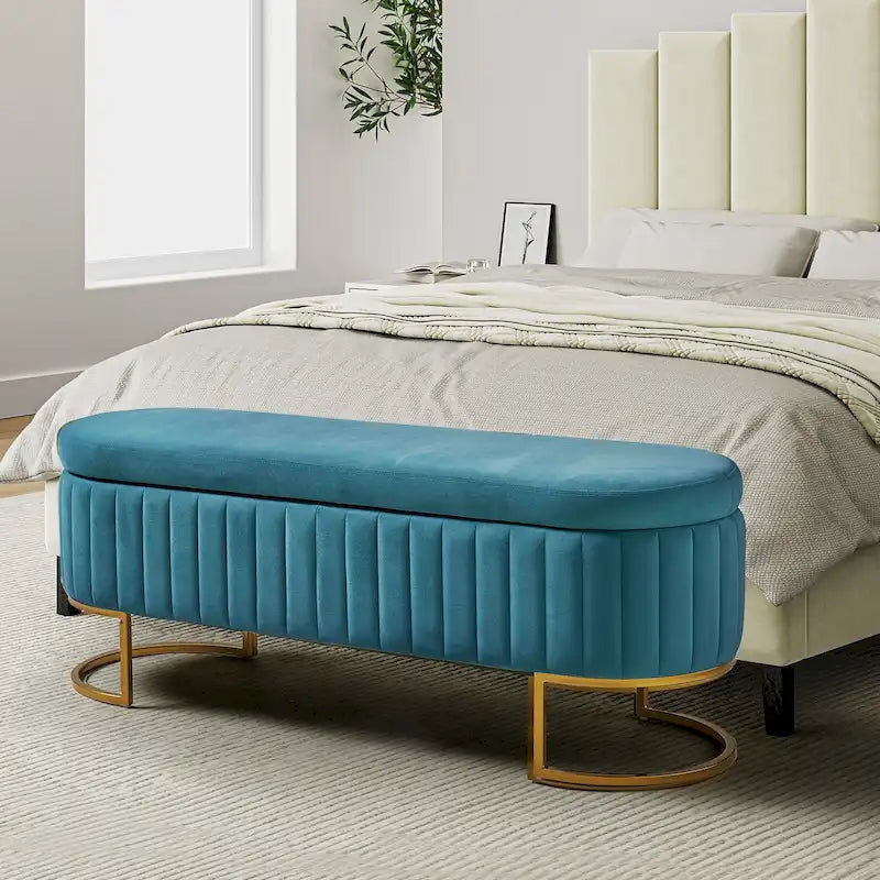 Banc de rangement capitonné avec dessus relevable et pouf.