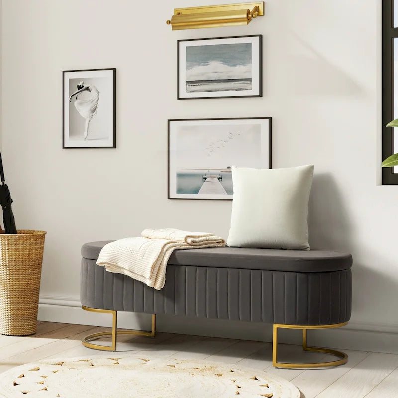 Banc de rangement capitonné avec dessus relevable et pouf.