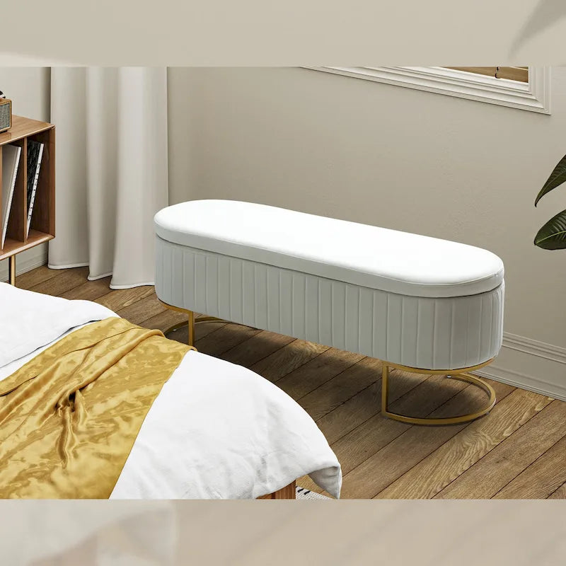 Banc de rangement capitonné avec dessus relevable et pouf.