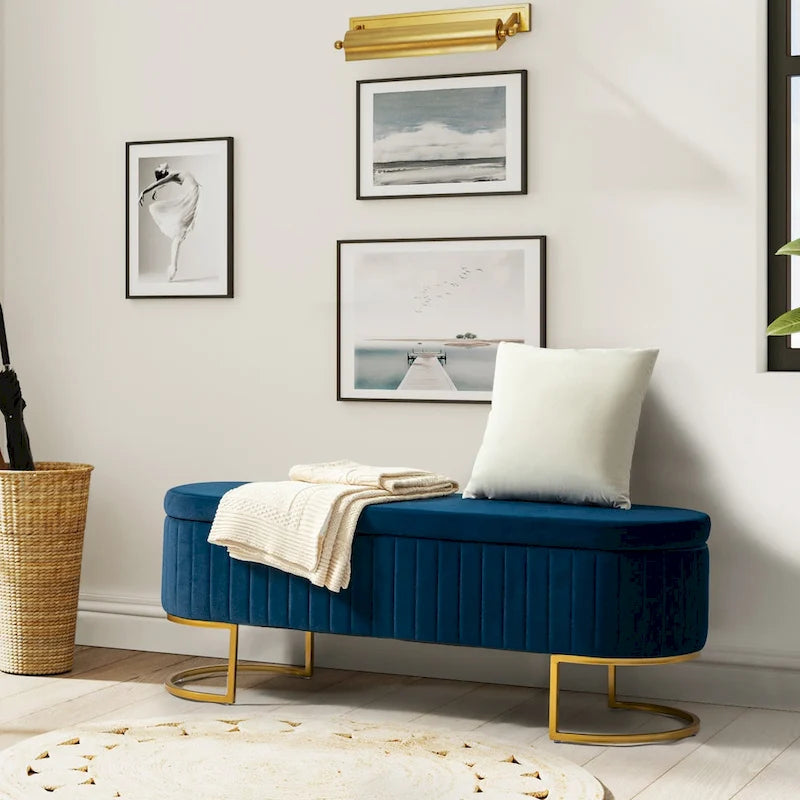 Banc de rangement capitonné avec dessus relevable et pouf.