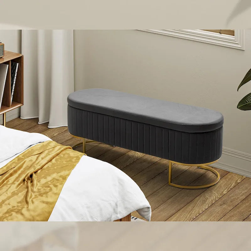 Banc de rangement capitonné avec dessus relevable et pouf.